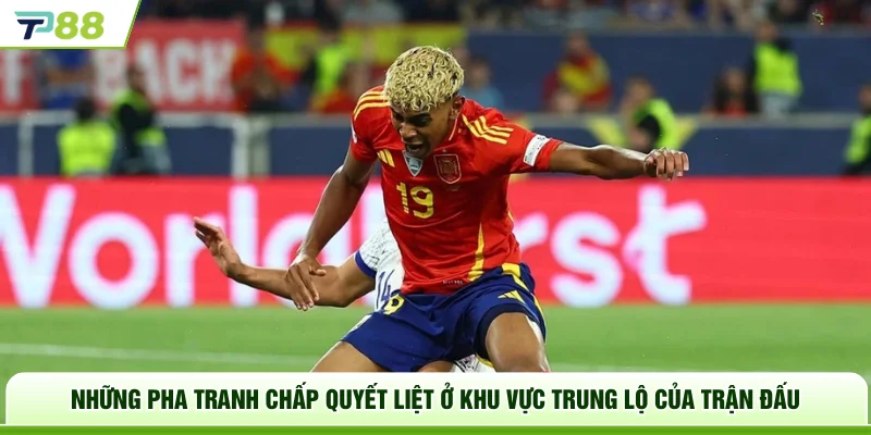 Những pha tranh chấp quyết liệt ở khu vực trung lộ của trận đấu